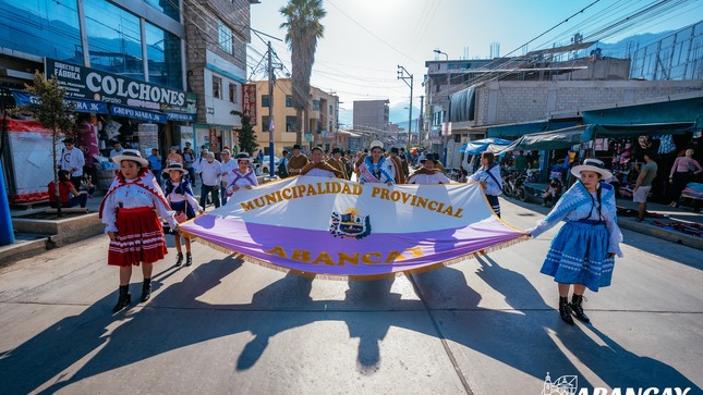 💯Gran Pasacalle Institucional Celebra El 150° Aniversario De Abancay Con Color Y Alegría.