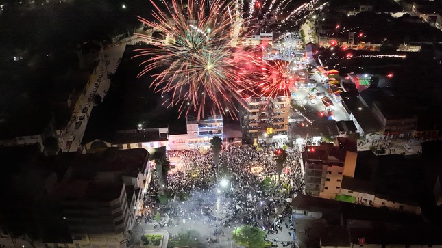 🟣⚪️Abancay Celebra Su 150º Aniversario Con Una Serenata Inolvidable Que Congregó A Miles En El Parque Micaela Bastidas.🟣⚪️
