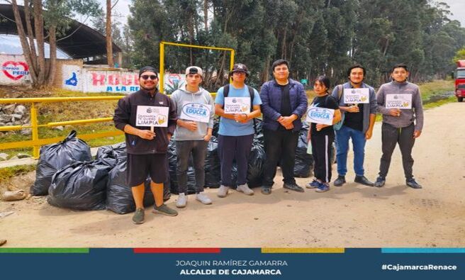 💚 La Gerencia de Desarrollo Ambiental, junto al Programa Municipal EDUCCA y la Universidad Privada del Norte, llevó a cabo una jornada de limpieza en el río Mashcón, reafirmando su compromiso por la conservación de los recursos naturales en Cajamarca. La actividad reunió a 150 estudiantes de diversas especialidades de la Facultad de Ingeniería de la UPN, quienes se unieron para hacer una diferencia en el medio ambiente de su comunidad.
🚮 Durante la jornada, los estudiantes recorrieron 3.5 kilómetros del cauce del río y recolectaron alrededor de dos toneladas de basura. Esta acción, realizada con la colaboración de las especialidades de Ingeniería Industrial, Ingeniería Empresarial, Ingeniería de Sistemas, Ingeniería Civil, Ingeniería Ambiental e Ingeniería de Minas, no solo permitió mejorar las condiciones del río, sino también crear conciencia sobre la importancia del cuidado del agua y los ecosistemas locales.
📚 La jornada fue más que una limpieza; se trató de una experiencia formativa que acercó a los jóvenes a una realidad que requiere atención urgente y que fomenta la cultura del cuidado ambiental entre los futuros profesionales.
🌳 Con estas actividades, la Gerencia de Desarrollo Ambiental, el Programa EDUCCA y sus aliados estratégicos reafirman su compromiso de seguir impulsando una Cajamarca más limpia, sostenible y responsable con su entorno natural.
☘ ¡Con Joaquin Ramírez, Cajamarca Renace!