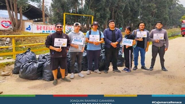 💚 La Gerencia de Desarrollo Ambiental, junto al Programa Municipal EDUCCA y la Universidad Privada del Norte, llevó a cabo una jornada de limpieza en el río Mashcón, reafirmando su compromiso por la conservación de los recursos naturales en Cajamarca. La actividad reunió a 150 estudiantes de diversas especialidades de la Facultad de Ingeniería de la UPN, quienes se unieron para hacer una diferencia en el medio ambiente de su comunidad.
🚮 Durante la jornada, los estudiantes recorrieron 3.5 kilómetros del cauce del río y recolectaron alrededor de dos toneladas de basura. Esta acción, realizada con la colaboración de las especialidades de Ingeniería Industrial, Ingeniería Empresarial, Ingeniería de Sistemas, Ingeniería Civil, Ingeniería Ambiental e Ingeniería de Minas, no solo permitió mejorar las condiciones del río, sino también crear conciencia sobre la importancia del cuidado del agua y los ecosistemas locales.
📚 La jornada fue más que una limpieza; se trató de una experiencia formativa que acercó a los jóvenes a una realidad que requiere atención urgente y que fomenta la cultura del cuidado ambiental entre los futuros profesionales.
🌳 Con estas actividades, la Gerencia de Desarrollo Ambiental, el Programa EDUCCA y sus aliados estratégicos reafirman su compromiso de seguir impulsando una Cajamarca más limpia, sostenible y responsable con su entorno natural.
☘ ¡Con Joaquin Ramírez, Cajamarca Renace!