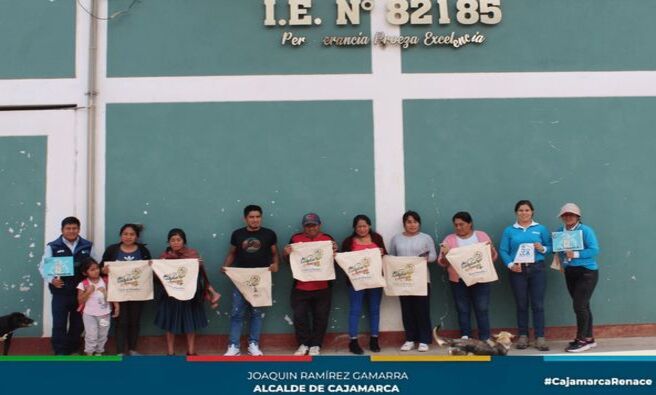 🌳 El Programa Municipal EDUCCA de la Municipalidad Provincial de Cajamarca, llevó a cabo una significativa campaña de concientización en el distrito de Jesús, bajo el lema "Menos Plástico, Más Vida". Esta iniciativa busca fomentar la reducción del consumo de plástico entre los ciudadanos, promoviendo prácticas más sostenibles para cuidar nuestro medio ambiente.
🛍️ Durante la actividad, se enfatizó la importancia de disminuir el uso de bolsas de plástico y otros productos que contribuyen a la contaminación. Asimismo, se hizo un llamado a la comunidad para que, al salir de compras, opten por llevar consigo alternativas ecológicas como bolsas de tela, canastas o cajas de cartón.
👏 "Es fundamental que cada uno de nosotros asuma la responsabilidad de cuidar nuestro entorno. Cambiar nuestros hábitos de consumo puede tener un impacto positivo en el planeta", manifestó la Lic. Liliana Lezama Oribe, responsable del Programa Municipal EDUCCA en la MPC.
🌎 Los ciudadanos del distrito de Jesús respondieron positivamente a la actividad, mostrando interés en adoptar nuevas prácticas que contribuyan a un futuro más sostenible. Con iniciativas como esta, EDUCCA reafirma su compromiso de trabajar en conjunto con la comunidad para cuidar y proteger nuestro hogar: el planeta.
🌇 ¡Con Joaquin Ramírez, Cajamarca Renace!