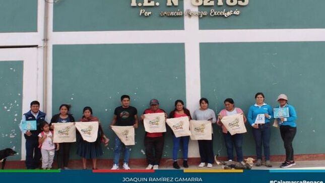🌳 El Programa Municipal EDUCCA de la Municipalidad Provincial de Cajamarca, llevó a cabo una significativa campaña de concientización en el distrito de Jesús, bajo el lema "Menos Plástico, Más Vida". Esta iniciativa busca fomentar la reducción del consumo de plástico entre los ciudadanos, promoviendo prácticas más sostenibles para cuidar nuestro medio ambiente.
🛍️ Durante la actividad, se enfatizó la importancia de disminuir el uso de bolsas de plástico y otros productos que contribuyen a la contaminación. Asimismo, se hizo un llamado a la comunidad para que, al salir de compras, opten por llevar consigo alternativas ecológicas como bolsas de tela, canastas o cajas de cartón.
👏 "Es fundamental que cada uno de nosotros asuma la responsabilidad de cuidar nuestro entorno. Cambiar nuestros hábitos de consumo puede tener un impacto positivo en el planeta", manifestó la Lic. Liliana Lezama Oribe, responsable del Programa Municipal EDUCCA en la MPC.
🌎 Los ciudadanos del distrito de Jesús respondieron positivamente a la actividad, mostrando interés en adoptar nuevas prácticas que contribuyan a un futuro más sostenible. Con iniciativas como esta, EDUCCA reafirma su compromiso de trabajar en conjunto con la comunidad para cuidar y proteger nuestro hogar: el planeta.
🌇 ¡Con Joaquin Ramírez, Cajamarca Renace!