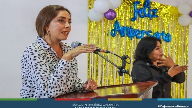 🎂 La Biblioteca Municipal José Gálvez Egúsquiza, fundada hace 86 años, se ha consolidado como un importante centro de conocimiento y cultura para los Cajamarquinos.
🎉 Esta celebración conmemorativa contó con la participación de diversas instituciones y artistas, quienes resaltaron el invaluable papel que desempeña esta biblioteca en la comunidad.
📚 Muchos jóvenes han encontrado en este espacio un lugar donde potenciar sus talentos y nutrirse de la vasta información contenida en los libros, además de disfrutar de un ambiente propicio para el estudio y la reflexión.
💻 La gerente de Turismo y Cultura de la Municipalidad Provincial de Cajamarca, Sandra Cerna, resaltó que se trabajará en el desarrollo y fortalecimiento de espacios que fomenten el conocimiento y la integración de los ciudadanos.
💛 ¡Con Joaquin Ramírez, Cajamarca renace!