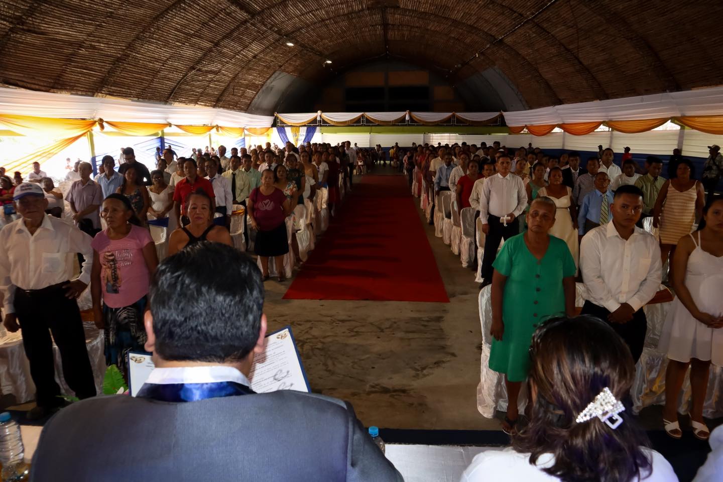 El alcalde Cesar Vidaurre Floridas ofici贸 el Matrimonio Civil Comunitario 2024