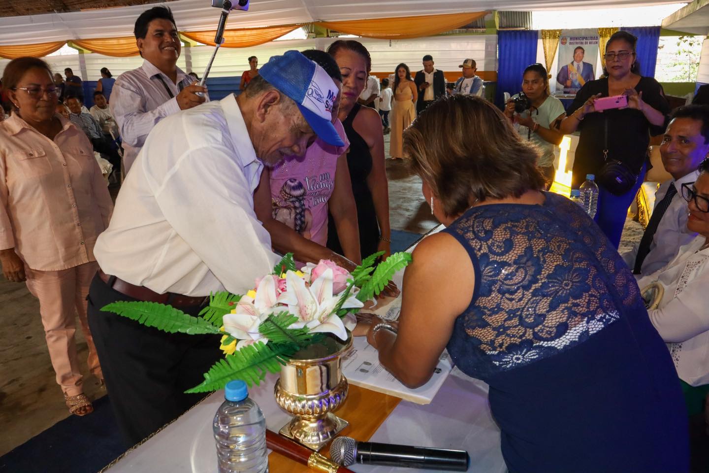 El alcalde Cesar Vidaurre Floridas ofici贸 el Matrimonio Civil Comunitario 2024