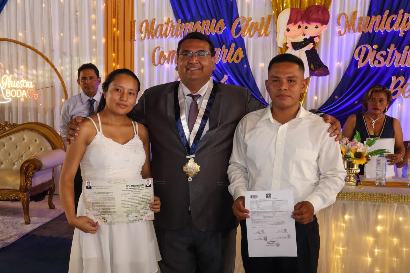 El alcalde Cesar Vidaurre Floridas ofici贸 el Matrimonio Civil Comunitario 2024