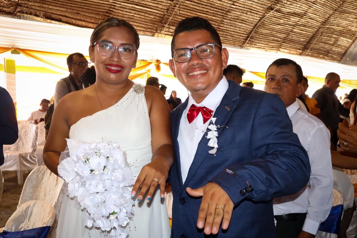 El alcalde Cesar Vidaurre Floridas ofici贸 el Matrimonio Civil Comunitario 2024