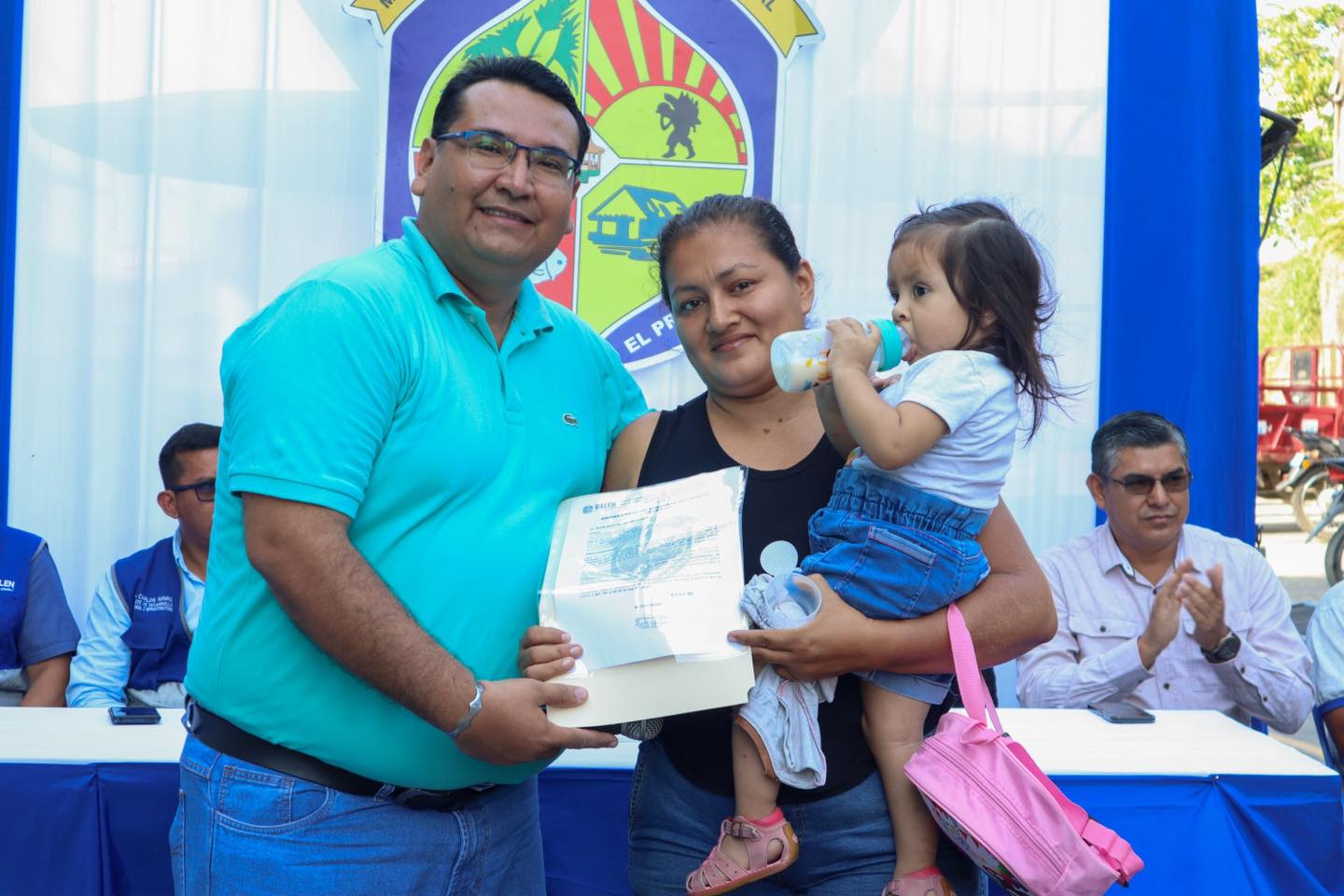 El alcalde Cesar Vidaurre Floridas entreg贸 constancias de posesi贸n a los vecinos del Asentamiento Humano Cabo L贸pez