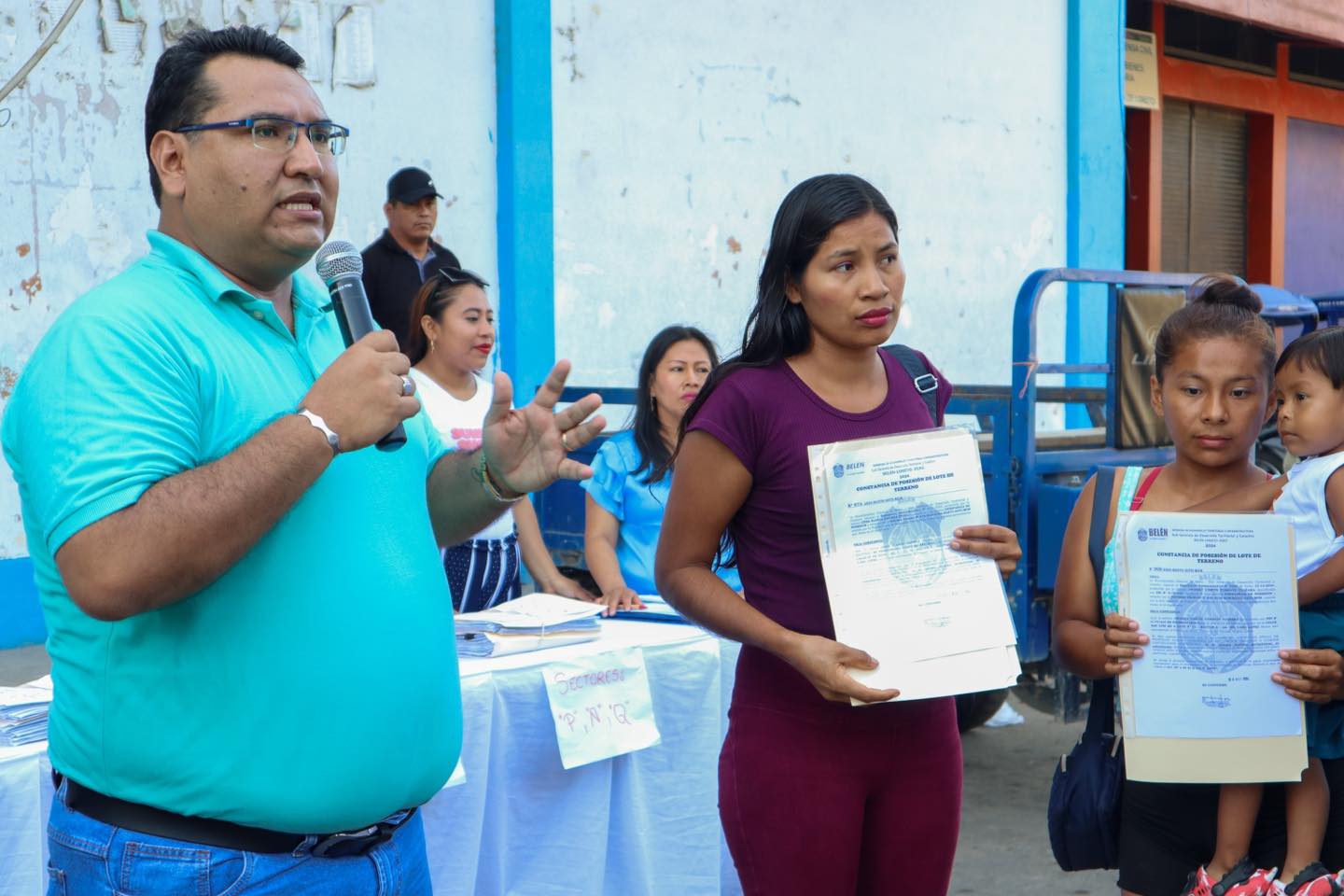 El alcalde Cesar Vidaurre Floridas entreg贸 constancias de posesi贸n a los vecinos del Asentamiento Humano Cabo L贸pez