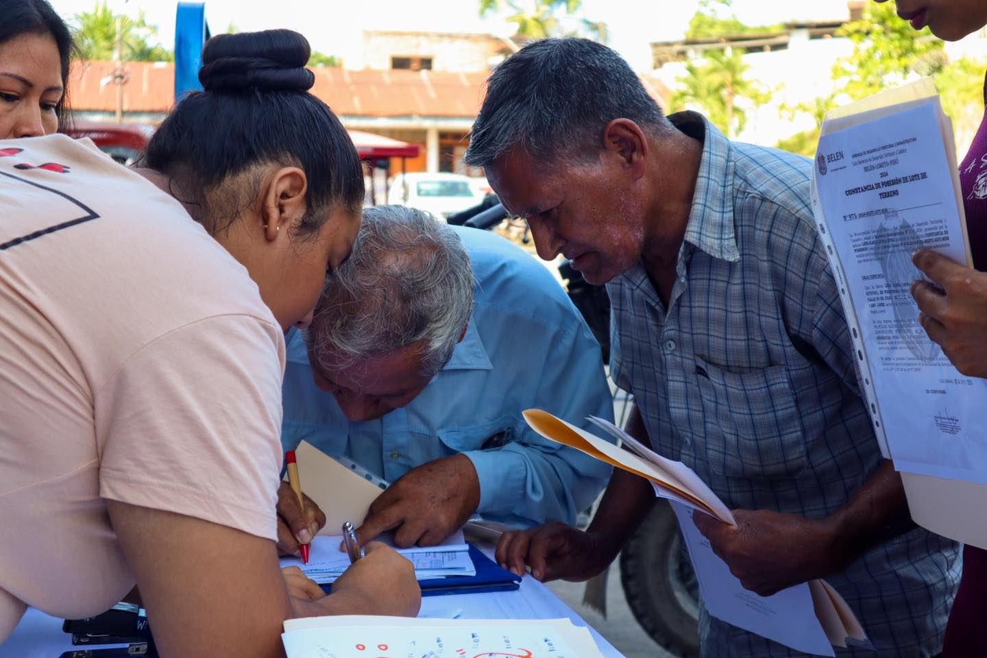 El alcalde Cesar Vidaurre Floridas entreg贸 constancias de posesi贸n a los vecinos del Asentamiento Humano Cabo L贸pez