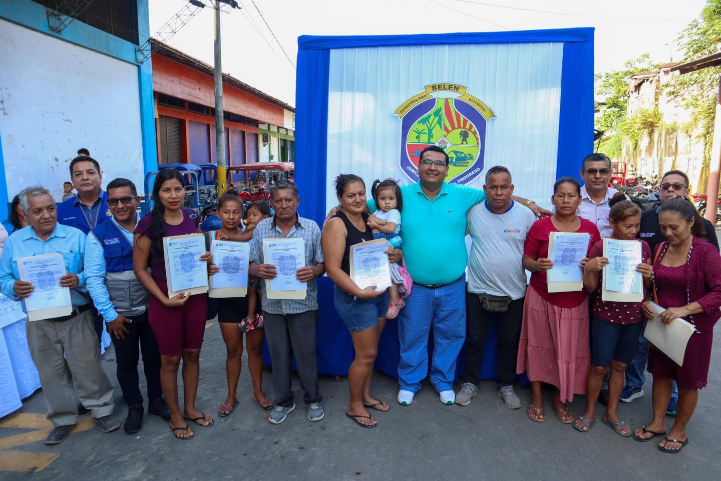 El alcalde Cesar Vidaurre Floridas entreg贸 constancias de posesi贸n a los vecinos del Asentamiento Humano Cabo L贸pez