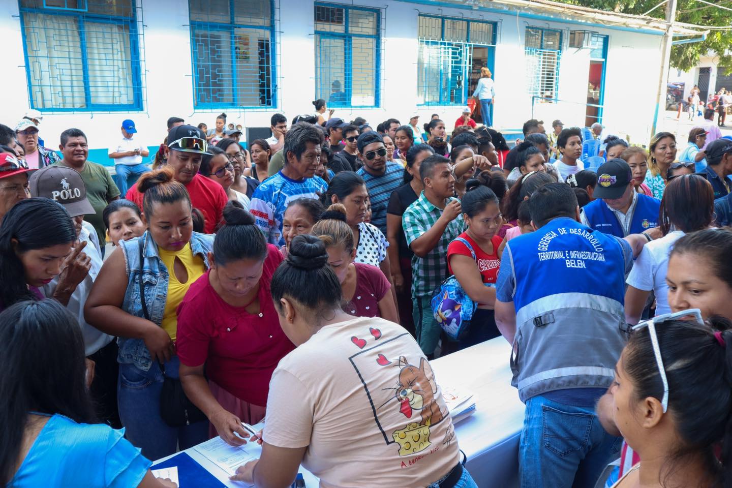 El alcalde Cesar Vidaurre Floridas entreg贸 constancias de posesi贸n a los vecinos del Asentamiento Humano Cabo L贸pez