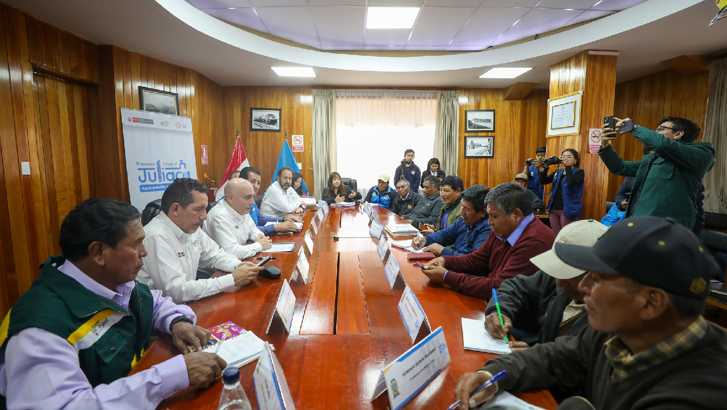 Foto de la reunión donde se brindó información del estado situacional del mega proyecto Juliaca.
