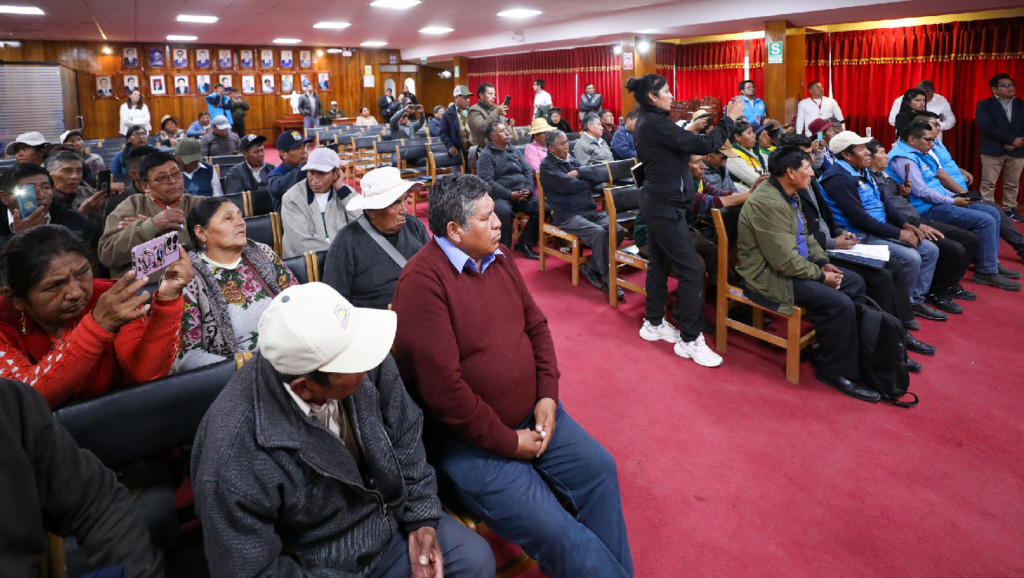 Foto de los participantes en la reunión donde se brindó información del estado situacional del mega proyecto Juliaca.
