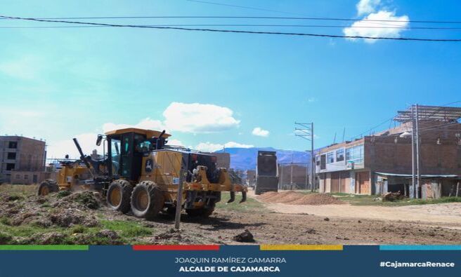 🛣️ La Municipalidad Provincial de Cajamarca continúa con los trabajos de mantenimiento en más de 20 calles del sector 24 de Villa Huacariz, beneficiando a más de 8 mil familias de la zona.
🚗 Esta labor no solo mejorará la calidad de vida de los habitantes, sino que también optimizará el acceso y el tránsito vehicular y peatonal, especialmente en la temporada de lluvias.
🚌 El mantenimiento realizado permite que la línea de transporte público, como la ruta de combis número 14, pueda circular de forma más segura y eficiente, facilitando el libre tránsito en el sector. Además, con estas mejoras se busca reducir el riesgo de accidentes y promover un entorno más accesible para los peatones.
🌇 La actual gestión municipal reafirma su compromiso con el desarrollo de infraestructuras viales y la mejora de servicios esenciales para la comunidad, consolidando un esfuerzo conjunto para el bienestar de todos los cajamarquinos.
🚖¡Con Joaquin Ramírez, Cajamarca renace!
