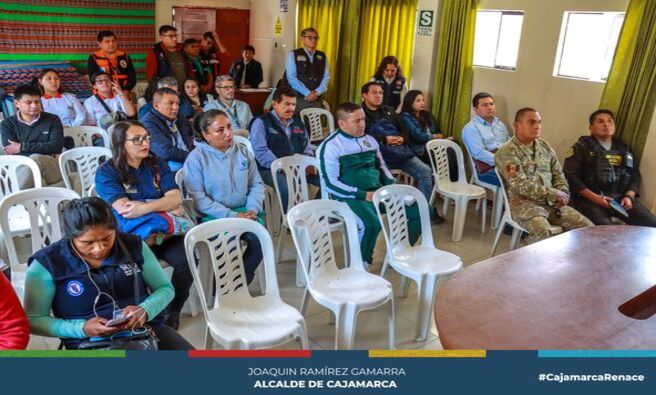 📝Se llevó a cabo la reunión de coordinación para la ejecución del Simulacro Nacional Multipeligro por Sismo 2024, con la participación de los integrantes de la Plataforma Provincial de Defensa Civil y el Grupo de Trabajo para la Gestión de Riesgo de Desastre de la MPC.
🎯El objetivo fue organizar y tomar acciones para la ejecución del simulacro, a fin de mejorar la preparación ante el suceso de una emergencia o desastre. La zona focal para este ejercicio será la plaza de armas, donde se realizó un reconocimiento previo.
🤝Durante la reunión, se expusieron los puntos donde se desarrollarán los ejercicios de simulacro, el papel de cada institución y los compromisos que asumirán antes, durante y después del simulacro. Además, se realizó un recorrido por los puntos críticos, destacando que en este simulacro se dará prioridad a realizar los ejercicios de manera realista para una mejor preparación frente a un sismo.
💛¡Con Joaquin Ramírez, Cajamarca renace!