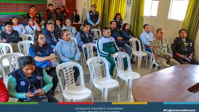 📝Se llevó a cabo la reunión de coordinación para la ejecución del Simulacro Nacional Multipeligro por Sismo 2024, con la participación de los integrantes de la Plataforma Provincial de Defensa Civil y el Grupo de Trabajo para la Gestión de Riesgo de Desastre de la MPC.
🎯El objetivo fue organizar y tomar acciones para la ejecución del simulacro, a fin de mejorar la preparación ante el suceso de una emergencia o desastre. La zona focal para este ejercicio será la plaza de armas, donde se realizó un reconocimiento previo.
🤝Durante la reunión, se expusieron los puntos donde se desarrollarán los ejercicios de simulacro, el papel de cada institución y los compromisos que asumirán antes, durante y después del simulacro. Además, se realizó un recorrido por los puntos críticos, destacando que en este simulacro se dará prioridad a realizar los ejercicios de manera realista para una mejor preparación frente a un sismo.
💛¡Con Joaquin Ramírez, Cajamarca renace!