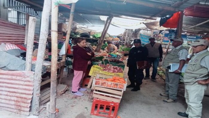 CONTROL MUNICIPAL RETIRA A COMERCIANTES QUE OBSTRUÍAN ACCESO A VIVIENDA