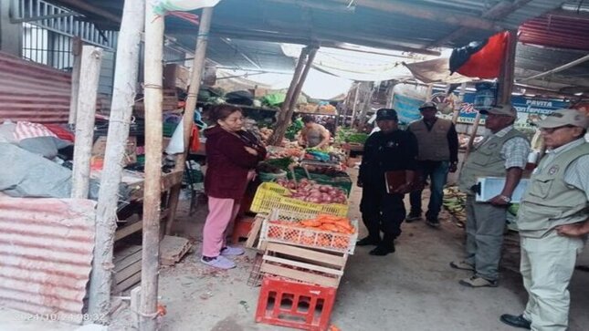 CONTROL MUNICIPAL RETIRA A COMERCIANTES QUE OBSTRUÍAN ACCESO A VIVIENDA