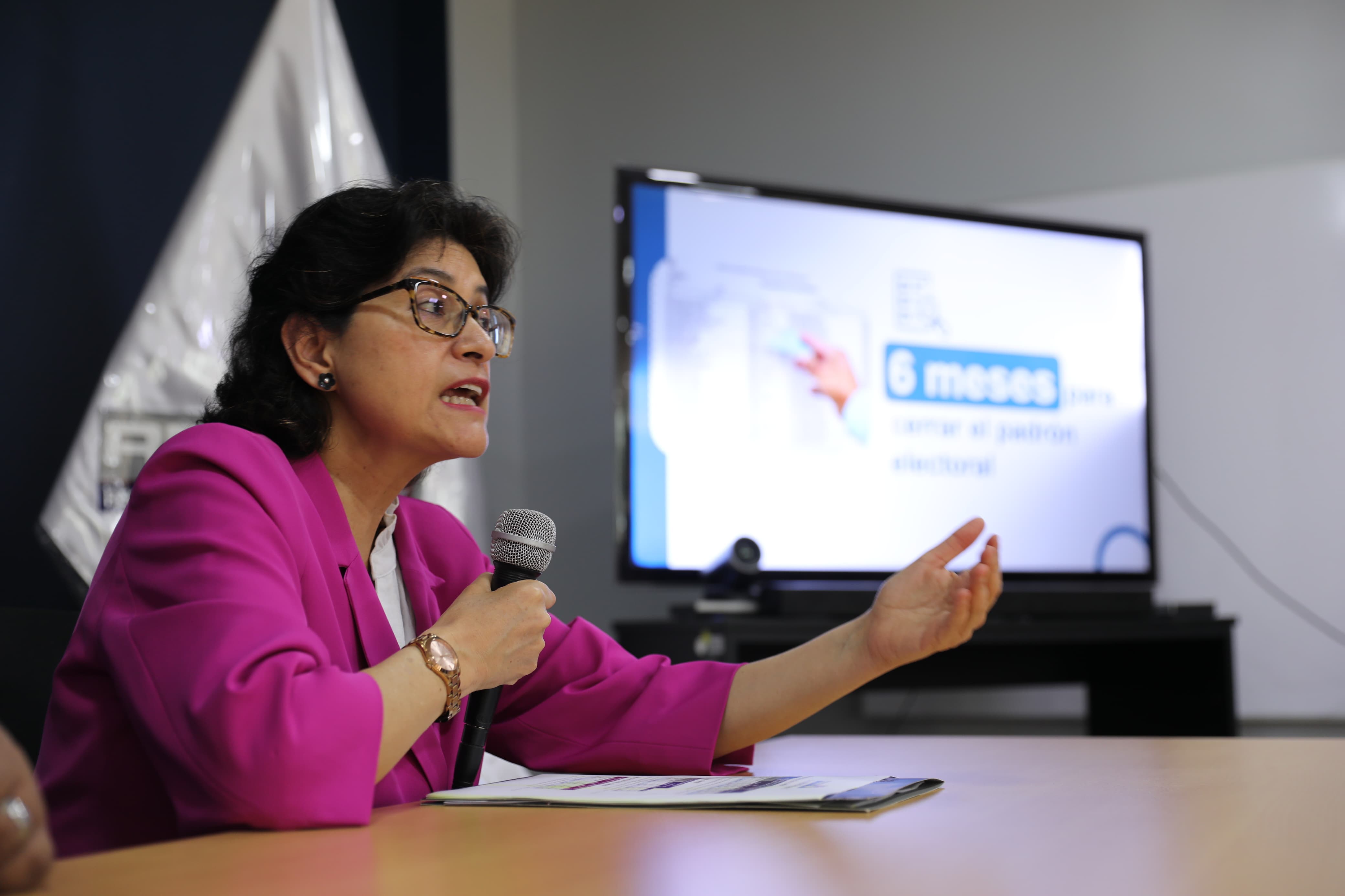 Jefa nacional exponiendo en Tumbes