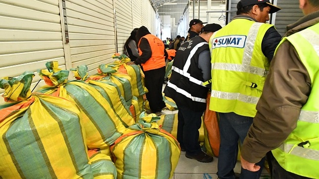 La Sunat incautó más de 80 toneladas de ropa usada que carecían de los documentos que acrediten su ingreso al país, valorizadas en 4 millones de soles.