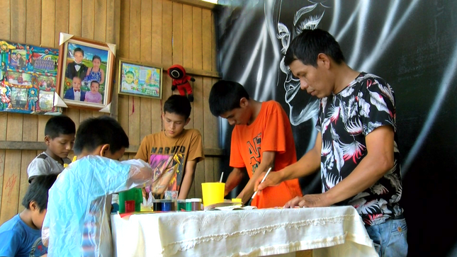 Artista enseña a niños