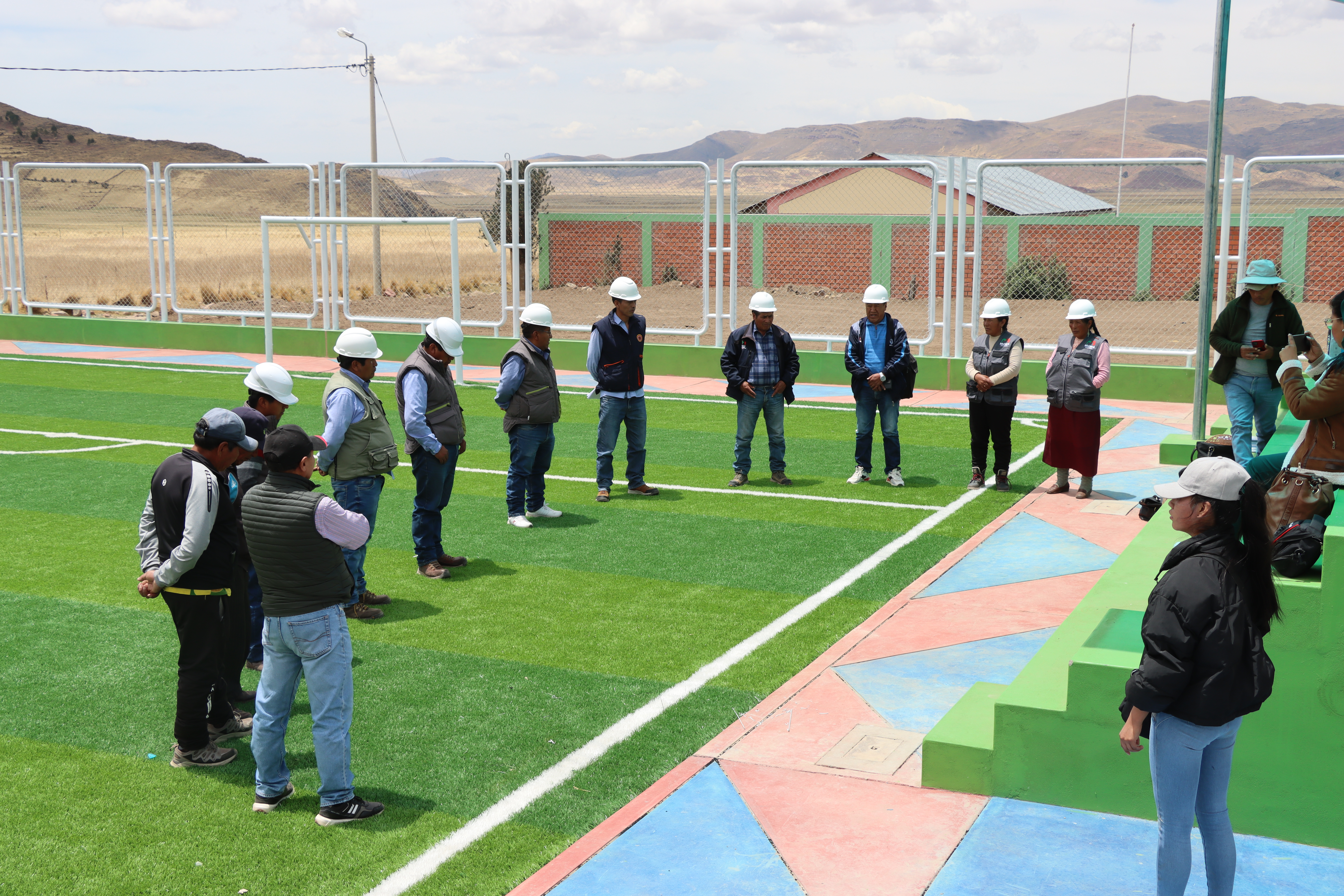 personas reunidas para realizar la constatacion de la obra en la comunidad de quilca