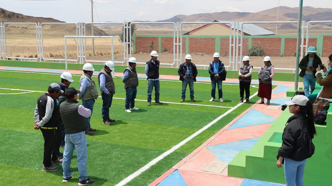 personas reunidas para realizar la constatacion de la obra en la comunidad de quilca