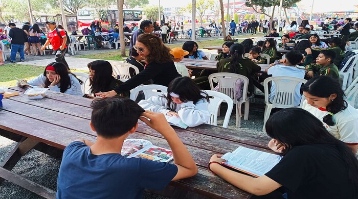 Estudiantes leyendo en el parque