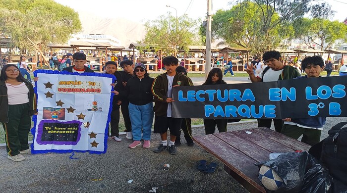 Estudiantes con sus pancartas de Lectura en los Parques