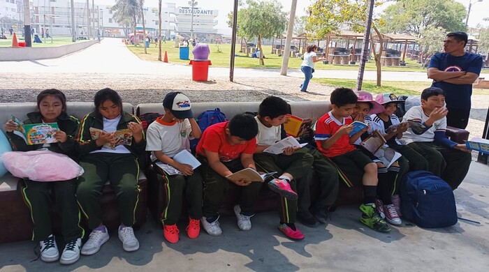 Estudiantes leyendo