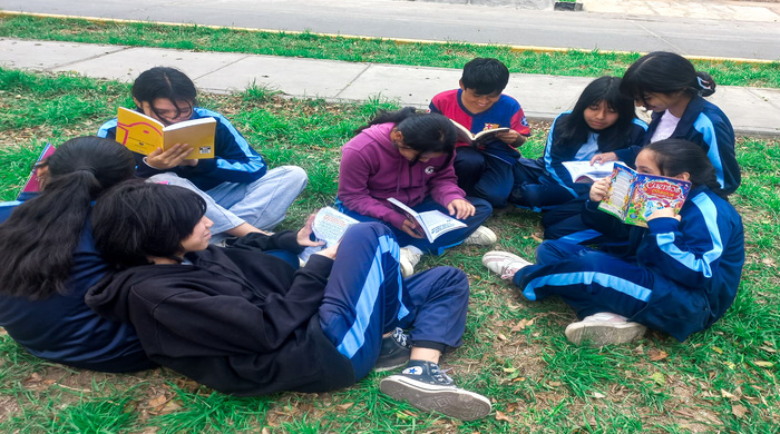 Estudiantes leyendo en el parque
