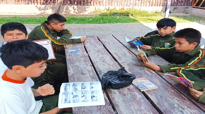 estudiantes leyendo