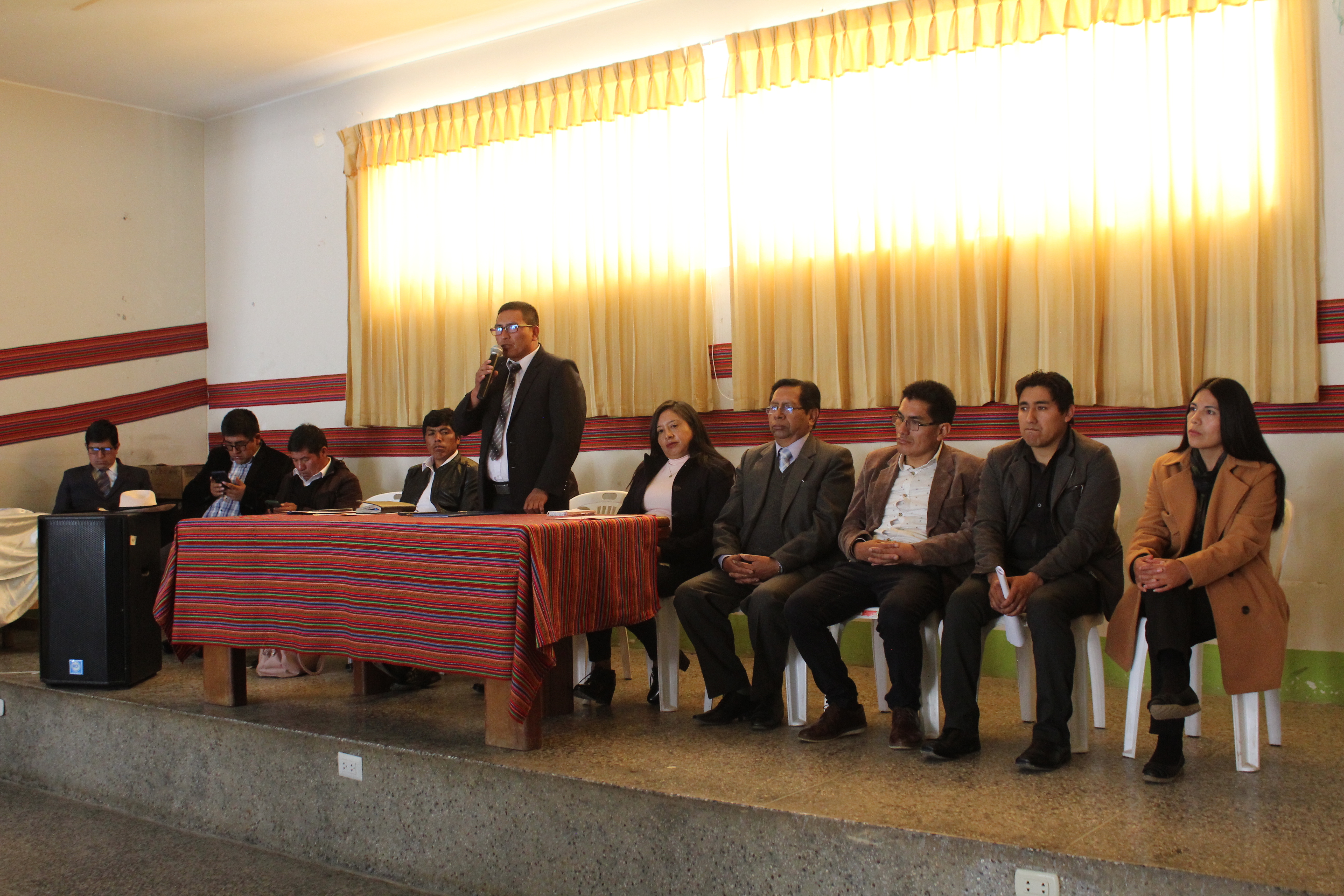 ✅Con mucho éxito, el día de hoy, el alcalde de la Municipalidad Distrital de Pazos, Rolando M. Romero Campos, acompañado de su plana de regidores, funcionarios y equipo técnico, llevó a cabo la Segunda Audiencia Pública de Rendición de Cuentas correspondiente al año fiscal 2024 - II. Este evento se desarrolló en un ambiente de participación activa por parte de la comunidad, quien tuvo la oportunidad de informarse sobre la gestión municipal.
✅Durante la audiencia, el Sr. Alcalde y los Sub gerentes presentaron de manera detallada los logros alcanzados hasta la fecha, así como los avances en la ejecución de diversos proyectos y actividades que se han llevado a cabo en el distrito. Evidenciando el esfuerzo continuo de todas las áreas de la Municipalidad para mejorar la calidad de vida de los ciudadanos.
✅Esta audiencia pública se convirtió en un espacio propicio para que los miembros de la comunidad expresaran sus inquietudes y preguntas donde tuvieron la oportunidad de plantear sus dudas sobre los proyectos ejecutados y en curso, lo que permitió al equipo técnico responder todas las interrogantes del pueblo asistente.
✅El Sr. alcalde Rolando M. Romero Campos concluyó la jornada agradeciendo la asistencia y el interés de todos los presentes, reafirmando su disposición para seguir trabajando de la mano de nuestros pueblos y autoridades en la búsqueda del desarrollo del distrito.