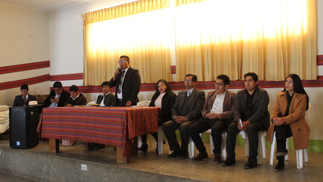 ✅Con mucho éxito, el día de hoy, el alcalde de la Municipalidad Distrital de Pazos, Rolando M. Romero Campos, acompañado de su plana de regidores, funcionarios y equipo técnico, llevó a cabo la Segunda Audiencia Pública de Rendición de Cuentas correspondiente al año fiscal 2024 - II. Este evento se desarrolló en un ambiente de participación activa por parte de la comunidad, quien tuvo la oportunidad de informarse sobre la gestión municipal.
✅Durante la audiencia, el Sr. Alcalde y los Sub gerentes presentaron de manera detallada los logros alcanzados hasta la fecha, así como los avances en la ejecución de diversos proyectos y actividades que se han llevado a cabo en el distrito. Evidenciando el esfuerzo continuo de todas las áreas de la Municipalidad para mejorar la calidad de vida de los ciudadanos.
✅Esta audiencia pública se convirtió en un espacio propicio para que los miembros de la comunidad expresaran sus inquietudes y preguntas donde tuvieron la oportunidad de plantear sus dudas sobre los proyectos ejecutados y en curso, lo que permitió al equipo técnico responder todas las interrogantes del pueblo asistente.
✅El Sr. alcalde Rolando M. Romero Campos concluyó la jornada agradeciendo la asistencia y el interés de todos los presentes, reafirmando su disposición para seguir trabajando de la mano de nuestros pueblos y autoridades en la búsqueda del desarrollo del distrito.