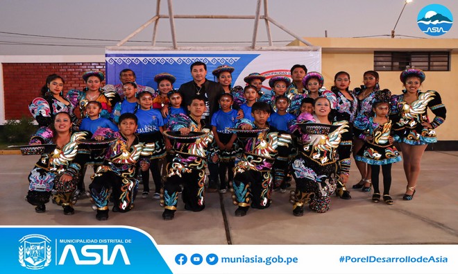 Gran algarabía causó el concurso caporales, realizado en el complejo deportivo de Santa Cruz de Asia, organizado por la Municipalidad Distrital de Asia, con el fin de fortalecer la identidad cultural y difundir las costumbres peruanas.
La ceremonia estuvo encabezada por el alcalde Isaias Alcántara Malasquez, quien estuvo acompañado de la Primera Dama, Marlene Arias Aburto y de su madre, Susana Malásquez Hernández; además del jurado calificador.
Fueron 6 anexos que deleitaron al público en general con las vistosas coreografías aprendidas y algunos participaron vistiendo sus mejores trajes para disputar el primer lugar ante el jurado calificador, quien premio al Anexo Santa Rosa, como el ganador del concurso de caporales. En tanto el Anexo Santa Cruz, ocupó el segundo puesto y en tercer puesto el Anexo Asia Alta (Cooperativa).
Al finalizar dicho evento, el alcalde Isaias Alcántara, felicitó a los ganadores y agradeció a todos los Anexos por participar y revaloras nuestras danzas.