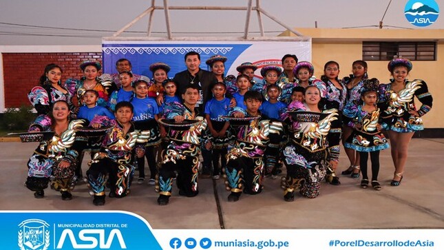 Gran algarabía causó el concurso caporales, realizado en el complejo deportivo de Santa Cruz de Asia, organizado por la Municipalidad Distrital de Asia, con el fin de fortalecer la identidad cultural y difundir las costumbres peruanas.
La ceremonia estuvo encabezada por el alcalde Isaias Alcántara Malasquez, quien estuvo acompañado de la Primera Dama, Marlene Arias Aburto y de su madre, Susana Malásquez Hernández; además del jurado calificador.
Fueron 6 anexos que deleitaron al público en general con las vistosas coreografías aprendidas y algunos participaron vistiendo sus mejores trajes para disputar el primer lugar ante el jurado calificador, quien premio al Anexo Santa Rosa, como el ganador del concurso de caporales. En tanto el Anexo Santa Cruz, ocupó el segundo puesto y en tercer puesto el Anexo Asia Alta (Cooperativa).
Al finalizar dicho evento, el alcalde Isaias Alcántara, felicitó a los ganadores y agradeció a todos los Anexos por participar y revaloras nuestras danzas.