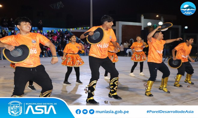 Gran algarabía causó el concurso caporales, realizado en el complejo deportivo de Santa Cruz de Asia, organizado por la Municipalidad Distrital de Asia, con el fin de fortalecer la identidad cultural y difundir las costumbres peruanas.
La ceremonia estuvo encabezada por el alcalde Isaias Alcántara Malasquez, quien estuvo acompañado de la Primera Dama, Marlene Arias Aburto y de su madre, Susana Malásquez Hernández; además del jurado calificador.
Fueron 6 anexos que deleitaron al público en general con las vistosas coreografías aprendidas y algunos participaron vistiendo sus mejores trajes para disputar el primer lugar ante el jurado calificador, quien premio al Anexo Santa Rosa, como el ganador del concurso de caporales. En tanto el Anexo Santa Cruz, ocupó el segundo puesto y en tercer puesto el Anexo Asia Alta (Cooperativa).
Al finalizar dicho evento, el alcalde Isaias Alcántara, felicitó a los ganadores y agradeció a todos los Anexos por participar y revaloras nuestras danzas.