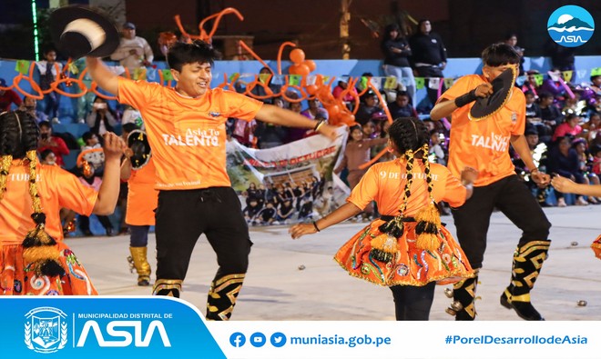 Gran algarabía causó el concurso caporales, realizado en el complejo deportivo de Santa Cruz de Asia, organizado por la Municipalidad Distrital de Asia, con el fin de fortalecer la identidad cultural y difundir las costumbres peruanas.
La ceremonia estuvo encabezada por el alcalde Isaias Alcántara Malasquez, quien estuvo acompañado de la Primera Dama, Marlene Arias Aburto y de su madre, Susana Malásquez Hernández; además del jurado calificador.
Fueron 6 anexos que deleitaron al público en general con las vistosas coreografías aprendidas y algunos participaron vistiendo sus mejores trajes para disputar el primer lugar ante el jurado calificador, quien premio al Anexo Santa Rosa, como el ganador del concurso de caporales. En tanto el Anexo Santa Cruz, ocupó el segundo puesto y en tercer puesto el Anexo Asia Alta (Cooperativa).
Al finalizar dicho evento, el alcalde Isaias Alcántara, felicitó a los ganadores y agradeció a todos los Anexos por participar y revaloras nuestras danzas.