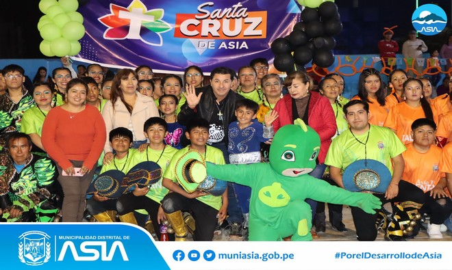 Gran algarabía causó el concurso caporales, realizado en el complejo deportivo de Santa Cruz de Asia, organizado por la Municipalidad Distrital de Asia, con el fin de fortalecer la identidad cultural y difundir las costumbres peruanas.
La ceremonia estuvo encabezada por el alcalde Isaias Alcántara Malasquez, quien estuvo acompañado de la Primera Dama, Marlene Arias Aburto y de su madre, Susana Malásquez Hernández; además del jurado calificador.
Fueron 6 anexos que deleitaron al público en general con las vistosas coreografías aprendidas y algunos participaron vistiendo sus mejores trajes para disputar el primer lugar ante el jurado calificador, quien premio al Anexo Santa Rosa, como el ganador del concurso de caporales. En tanto el Anexo Santa Cruz, ocupó el segundo puesto y en tercer puesto el Anexo Asia Alta (Cooperativa).
Al finalizar dicho evento, el alcalde Isaias Alcántara, felicitó a los ganadores y agradeció a todos los Anexos por participar y revaloras nuestras danzas.