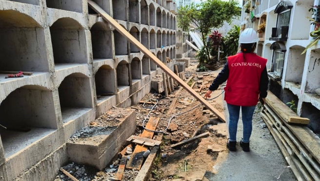 Junín.– La Contraloría General informó sobre serias deficiencias en la obra de ampliación de los servicios funerarios del cementerio general de Chanchamayo, lo que compromete la correcta ejecución de los recursos públicos asignados. Entre los hallazgos destacan partidas no ejecutadas, supervisión deficiente, exposición de restos humanos y manejo inadecuado de residuos sólidos, los cuales ponen en riesgo la continuidad y calidad de los trabajos.