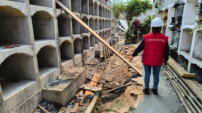 Junín.– La Contraloría General informó sobre serias deficiencias en la obra de ampliación de los servicios funerarios del cementerio general de Chanchamayo, lo que compromete la correcta ejecución de los recursos públicos asignados. Entre los hallazgos destacan partidas no ejecutadas, supervisión deficiente, exposición de restos humanos y manejo inadecuado de residuos sólidos, los cuales ponen en riesgo la continuidad y calidad de los trabajos.