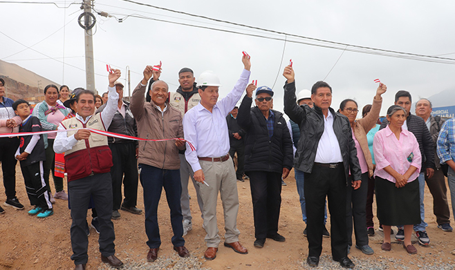 Inauguración del campo de grass sintético en el Centro Poblado de Salinitas