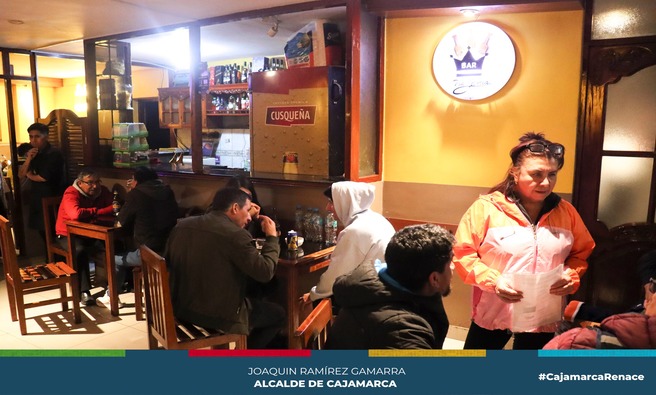 🌟 La Municipalidad Provincial de Cajamarca en coordinación con la Segunda Fiscalía de Prevención del Delito lograron intervenir y clausurar diversos establecimientos nocturnos que funcionaban ilegalmente en nuestra ciudad.
💫 Estas acciones de fiscalización por parte de funcionarios de la Subgerencia de Comercialización y Licencias, Ejecución Coactiva, Defensa Civil y Serenazgo de la comuna local se realizó en cinco locales nocturnos, logrando clausurar Bar-Peña Urban Secret, ubicado en Av. Emancipación N° 261, Discoteca Yantra , jirón 5 Esquinas N°614 y Bar - Café Cultural Gloria, ubicado en la cuadra dos del jirón Santa Teresa, por no contar con licencia de funcionamiento y certificado ITSE (Inspección Técnica de Seguridad en Edificaciones).
✨ La coordinadora de fiscalización de la Subgerencia de Comercialización y Licencias, Cristina Tatyana Anaya, precisó que estos locales nocturnos fueron clausurados de manera temporal por funcionar al margen de la ley sin contar con los permisos correspondientes, destacando además el compromiso de la actual gestión municipal, liderado por el alcalde Joaquín Ramírez de ordenar nuestra ciudad brindando mayor seguridad y atendiendo a las denuncias interpuestas por los vecinos e imponiendo el principio de autoridad.
📢 ¡Con Joaquin Ramirez, Cajamarca Renace!