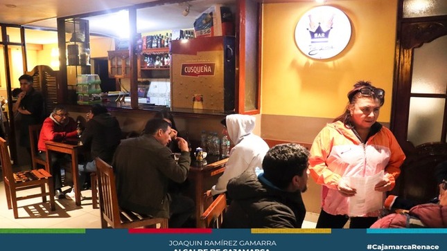 🌟 La Municipalidad Provincial de Cajamarca en coordinación con la Segunda Fiscalía de Prevención del Delito lograron intervenir y clausurar diversos establecimientos nocturnos que funcionaban ilegalmente en nuestra ciudad.
💫 Estas acciones de fiscalización por parte de funcionarios de la Subgerencia de Comercialización y Licencias, Ejecución Coactiva, Defensa Civil y Serenazgo de la comuna local se realizó en cinco locales nocturnos, logrando clausurar Bar-Peña Urban Secret, ubicado en Av. Emancipación N° 261, Discoteca Yantra , jirón 5 Esquinas N°614 y Bar - Café Cultural Gloria, ubicado en la cuadra dos del jirón Santa Teresa, por no contar con licencia de funcionamiento y certificado ITSE (Inspección Técnica de Seguridad en Edificaciones).
✨ La coordinadora de fiscalización de la Subgerencia de Comercialización y Licencias, Cristina Tatyana Anaya, precisó que estos locales nocturnos fueron clausurados de manera temporal por funcionar al margen de la ley sin contar con los permisos correspondientes, destacando además el compromiso de la actual gestión municipal, liderado por el alcalde Joaquín Ramírez de ordenar nuestra ciudad brindando mayor seguridad y atendiendo a las denuncias interpuestas por los vecinos e imponiendo el principio de autoridad.
📢 ¡Con Joaquin Ramirez, Cajamarca Renace!