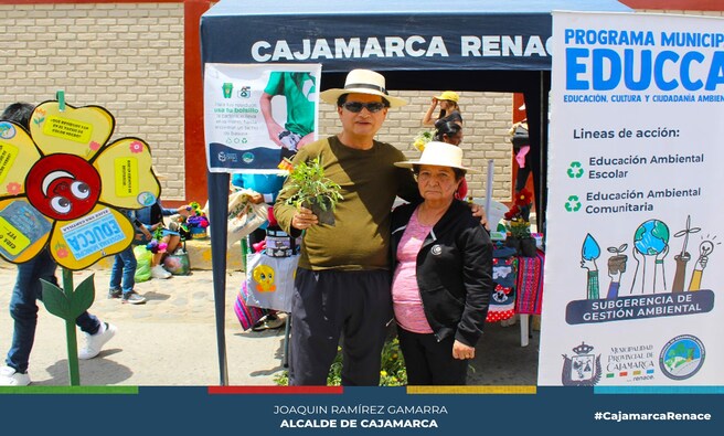 π El pasado 2 de noviembre, en el marco de la festividad de Todos los Santos, el Cementerio General de Cajamarca se llenΓ³ de visitantes que acudieron para rendir homenaje a sus seres queridos. Aprovechando la concurrencia, la Gerencia de Desarrollo Ambiental de la Municipalidad Provincial de Cajamarca, a travΓ©s del Programa Municipal EDUCCA, organizΓ³ una Feria Ambiental.
π³ El principal objetivo de esta actividad fue sensibilizar a los comerciantes y visitantes sobre la importancia de mantener sus espacios de trabajo y entornos limpios, libres de plΓ‘sticos y residuos, fomentando un ambiente mΓ‘s saludable y sostenible. La iniciativa busca reforzar prΓ‘cticas responsables en el manejo de desechos y promover el uso de alternativas ecolΓ³gicas.
π Durante la jornada, educadores ambientales y promotores juveniles recorrieron diferentes puntos del cementerio, acercΓ‘ndose a las familias y comerciantes para proporcionar informaciΓ³n sobre buenas prΓ‘cticas de gestiΓ³n de residuos y la importancia de reducir el uso de plΓ‘sticos desechables.
π³ Esta feria es parte de un esfuerzo continuo por integrar la educaciΓ³n ambiental en las tradiciones locales, buscando que las festividades no solo sean momentos agradables, sino tambiΓ©n que sirvan para informar sobre la importancia del cuidado del ambiente.
π Β‘Con Joaquin RamΓrez, Cajamarca renace!