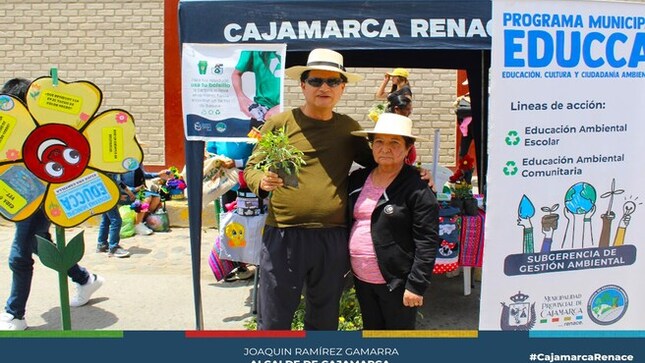 🎃 El pasado 2 de noviembre, en el marco de la festividad de Todos los Santos, el Cementerio General de Cajamarca se llenó de visitantes que acudieron para rendir homenaje a sus seres queridos. Aprovechando la concurrencia, la Gerencia de Desarrollo Ambiental de la Municipalidad Provincial de Cajamarca, a través del Programa Municipal EDUCCA, organizó una Feria Ambiental.
🌳 El principal objetivo de esta actividad fue sensibilizar a los comerciantes y visitantes sobre la importancia de mantener sus espacios de trabajo y entornos limpios, libres de plásticos y residuos, fomentando un ambiente más saludable y sostenible. La iniciativa busca reforzar prácticas responsables en el manejo de desechos y promover el uso de alternativas ecológicas.
🌍 Durante la jornada, educadores ambientales y promotores juveniles recorrieron diferentes puntos del cementerio, acercándose a las familias y comerciantes para proporcionar información sobre buenas prácticas de gestión de residuos y la importancia de reducir el uso de plásticos desechables.
🌳 Esta feria es parte de un esfuerzo continuo por integrar la educación ambiental en las tradiciones locales, buscando que las festividades no solo sean momentos agradables, sino también que sirvan para informar sobre la importancia del cuidado del ambiente.
🌇 ¡Con Joaquin Ramírez, Cajamarca renace!