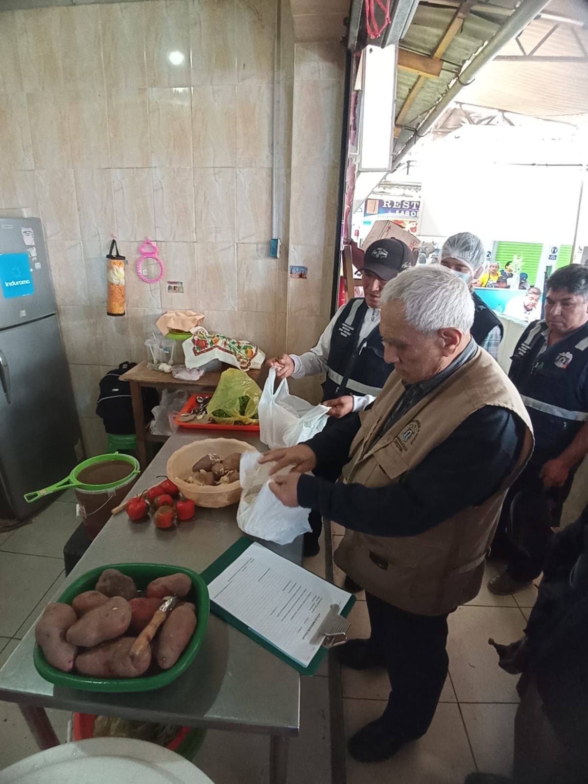 Decomisan carnes y alimentos en descomposición en Mercado Zonal Palermo