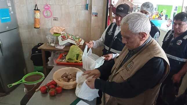Decomisan carnes y alimentos en descomposición en Mercado Zonal Palermo
