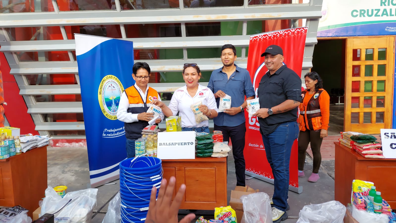 Hoy, el Gerente Municipal, Ing. Oscar García Reátegui, en representación del alcalde, participó activamente en la recepción de la ayuda humanitaria que será destinada a atender la emergencia en el distrito.